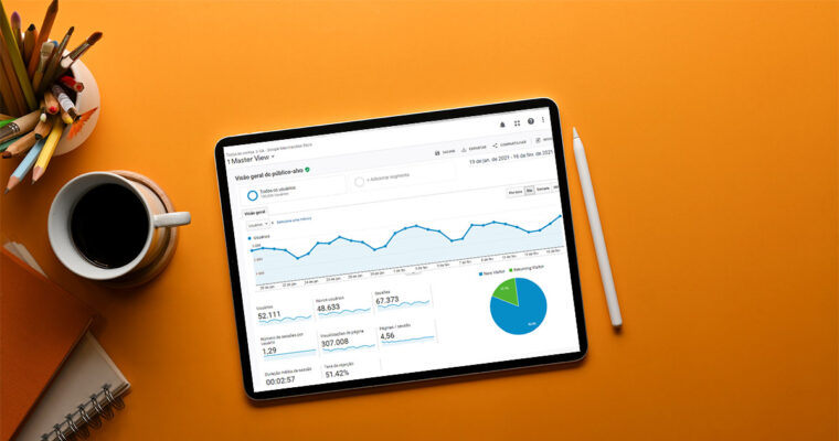 Laptop mostrando a tela do Google Analytics